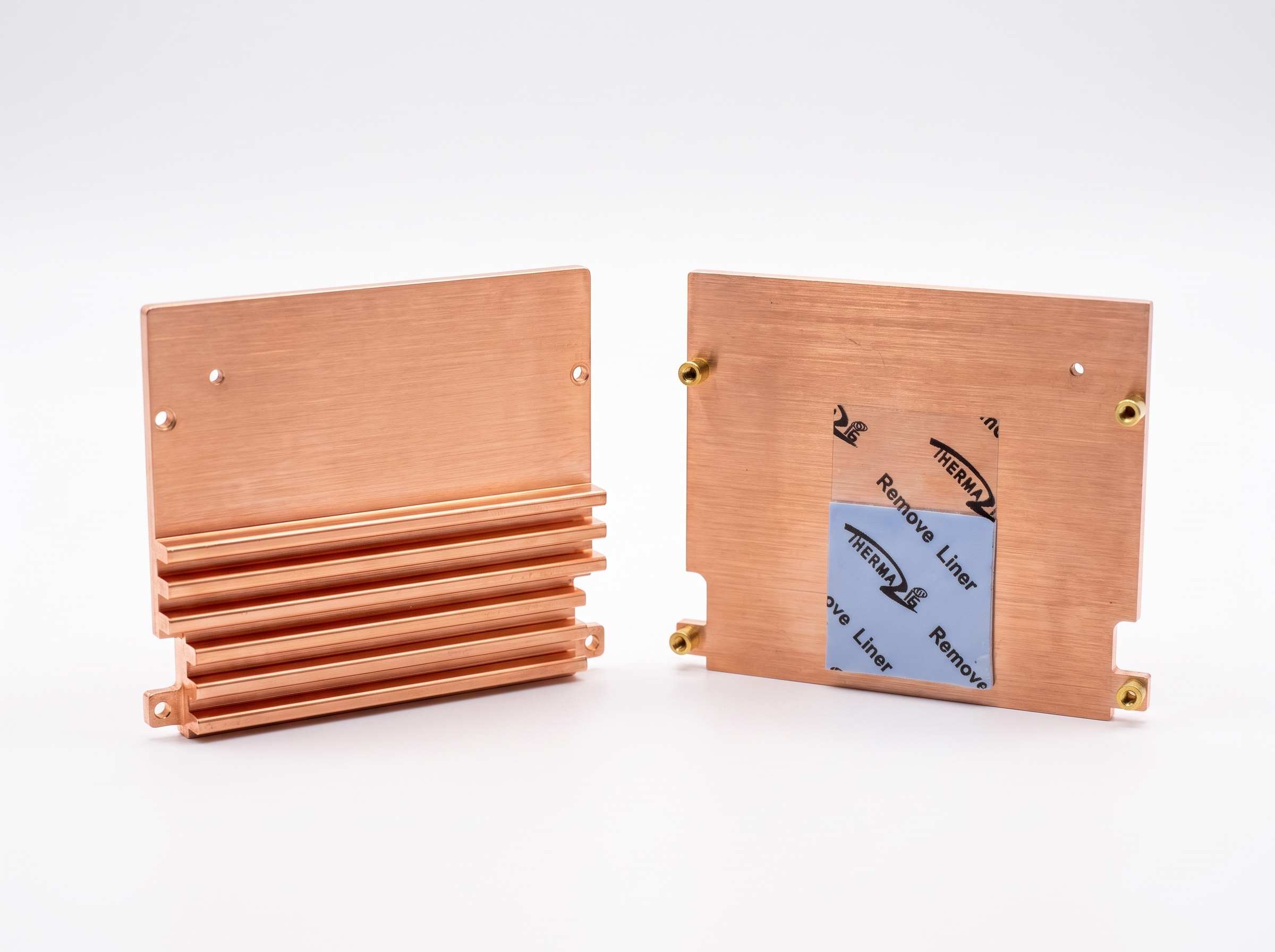 Koperen heatsink met koelribben en basisplaat met messing inserts en voorgemonteerd thermal pad