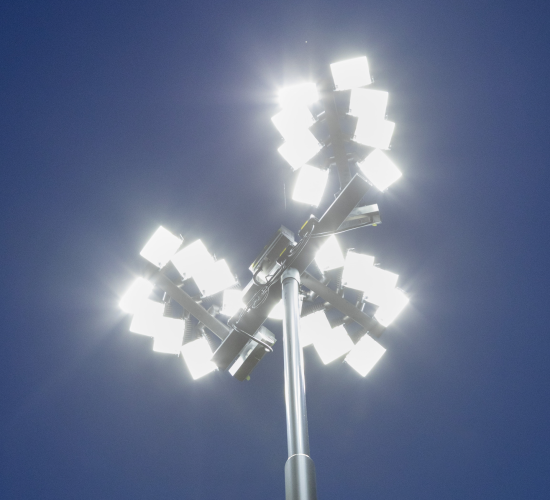 Modular LED fixture with cast aluminium housings for sports lighting